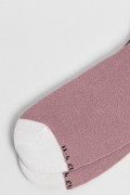 Medias largas rosadas con contrastes y diseño de lobo
