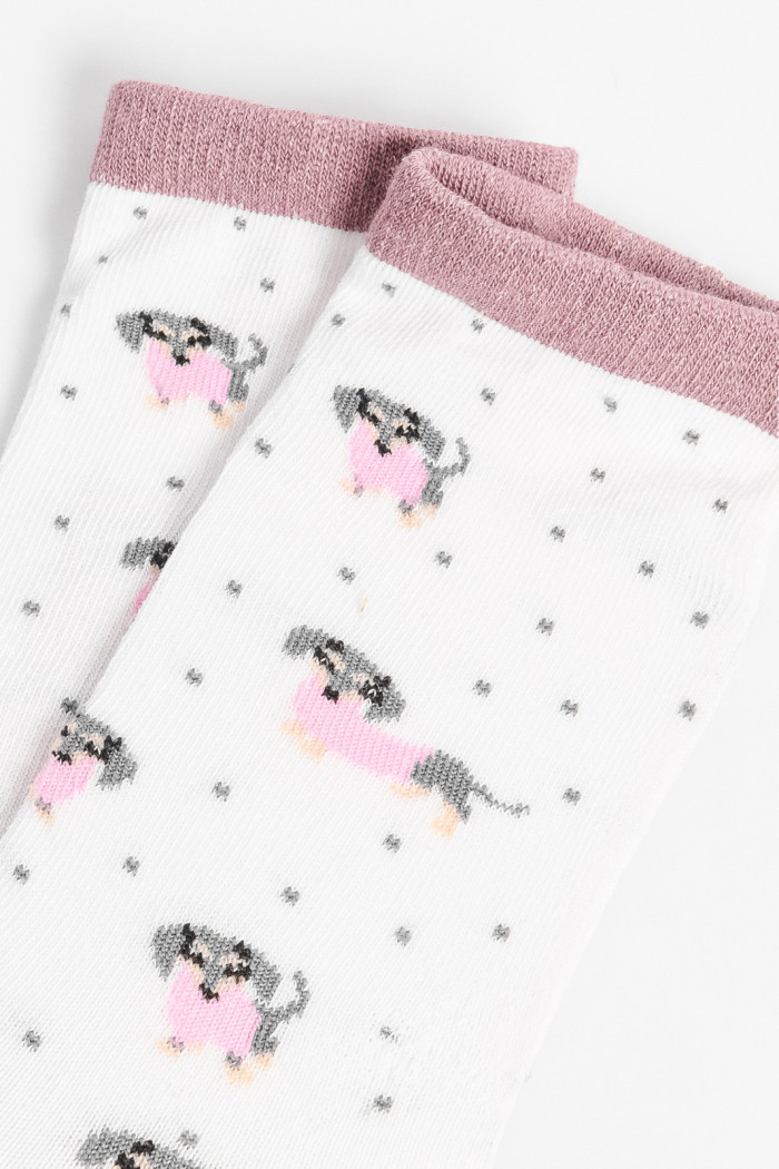 Medias largas crema con diseño de perros.