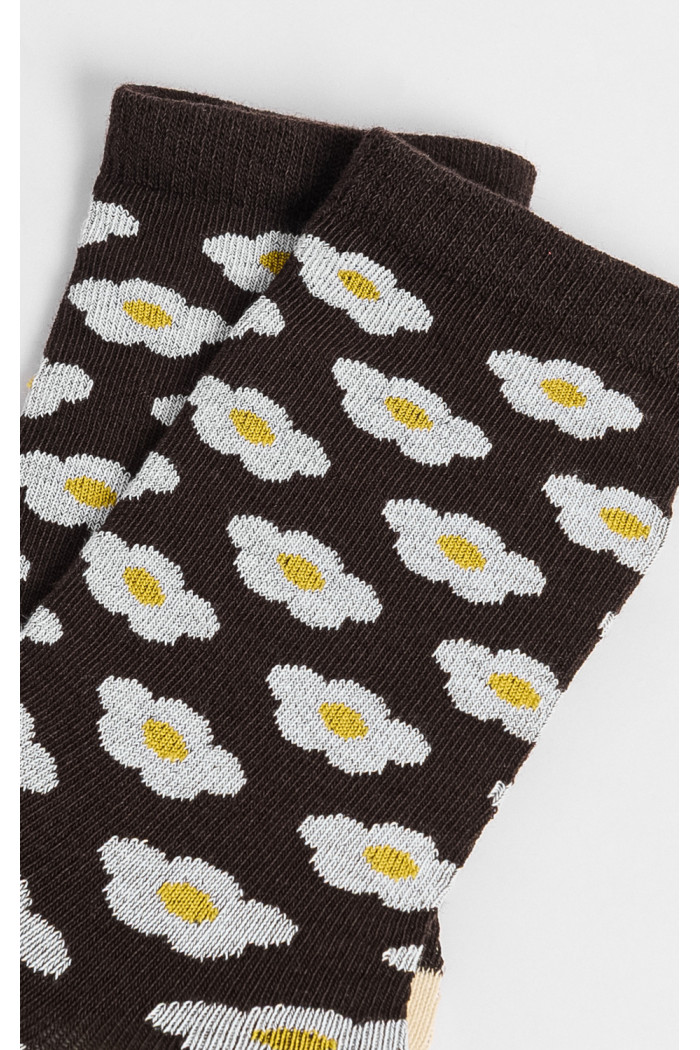 Medias cafés oscuras largas con contrastes y flores blancas