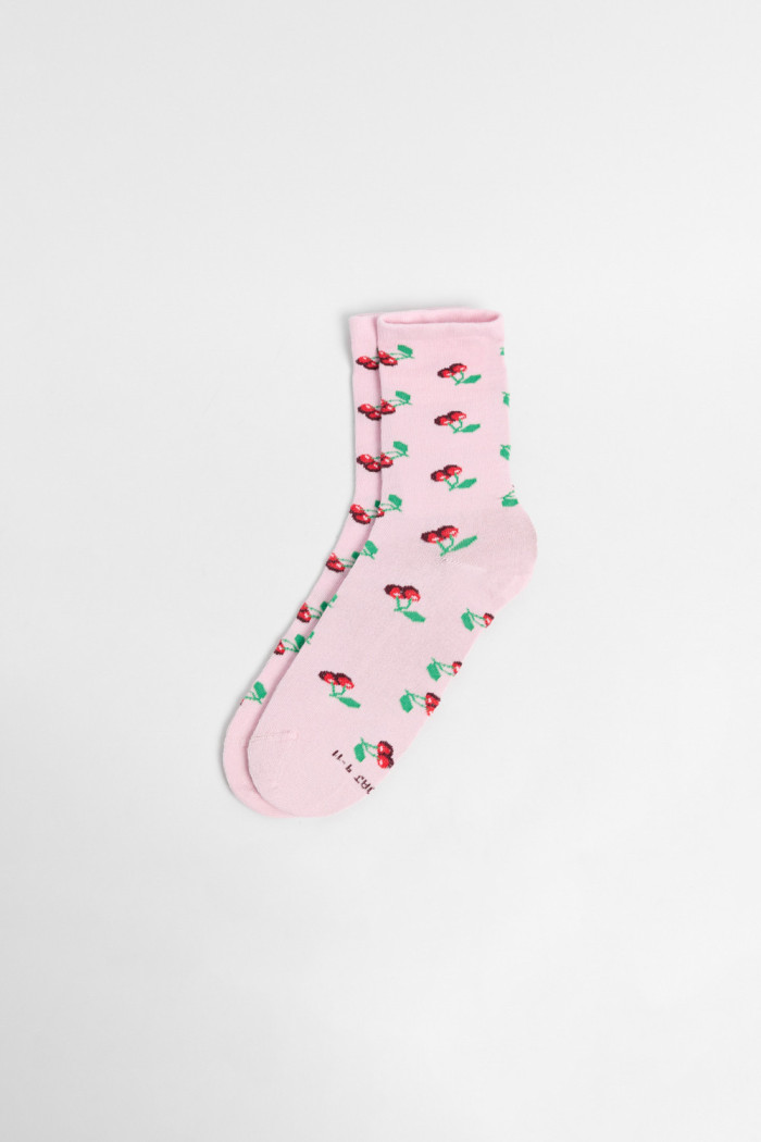 Media Larga, con diseño en jacquard de cerezas.