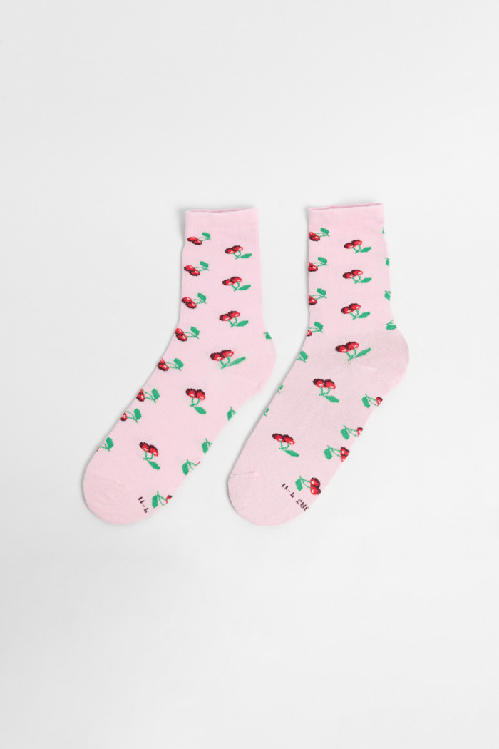 Media Larga, con diseño en jacquard de cerezas.