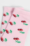 Media Larga, con diseño en jacquard de cerezas.