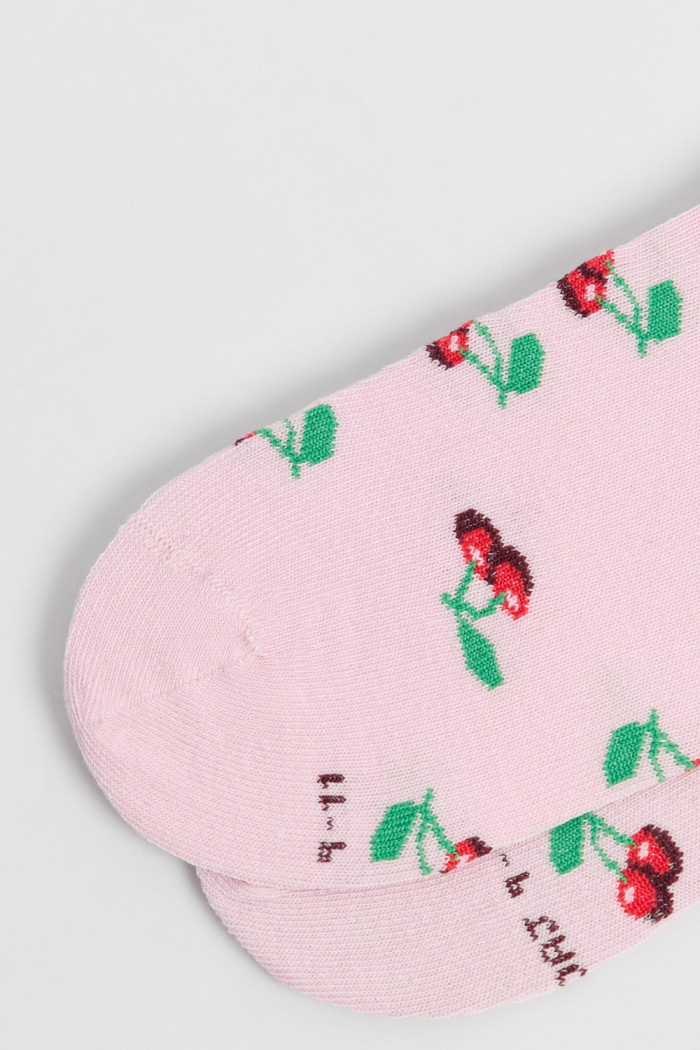 Media Larga, con diseño en jacquard de cerezas.