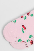 Media Larga, con diseño en jacquard de cerezas.