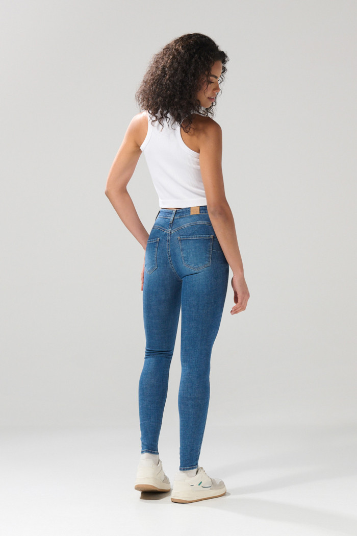 Jean push up tiro alto azul medio con 5 bolsillos