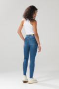 Jean push up tiro alto azul medio con 5 bolsillos