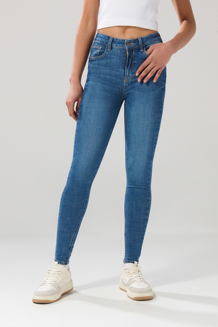 Jean push up tiro alto azul medio con 5 bolsillos