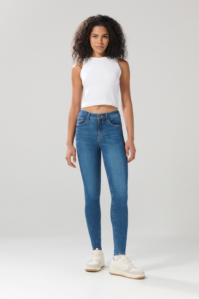 Jean push up tiro alto azul medio con 5 bolsillos