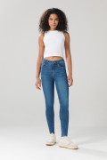 Jean push up tiro alto azul medio con 5 bolsillos