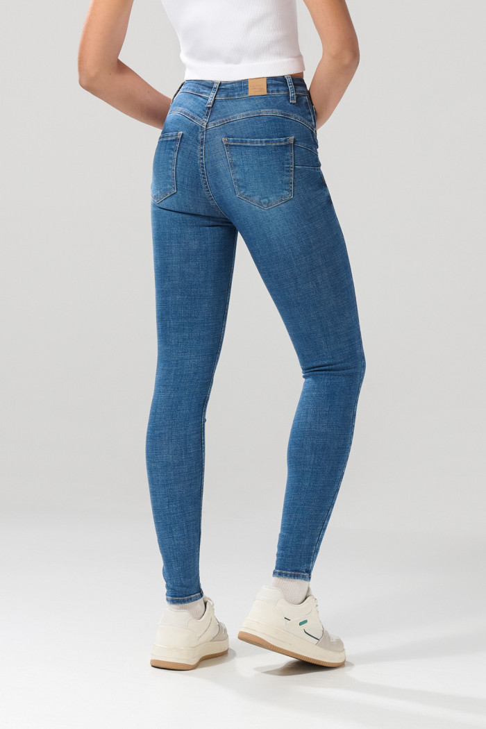 Jean push up tiro alto azul medio con 5 bolsillos