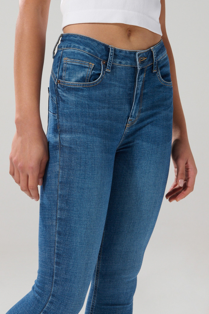 Jean push up tiro alto azul medio con 5 bolsillos