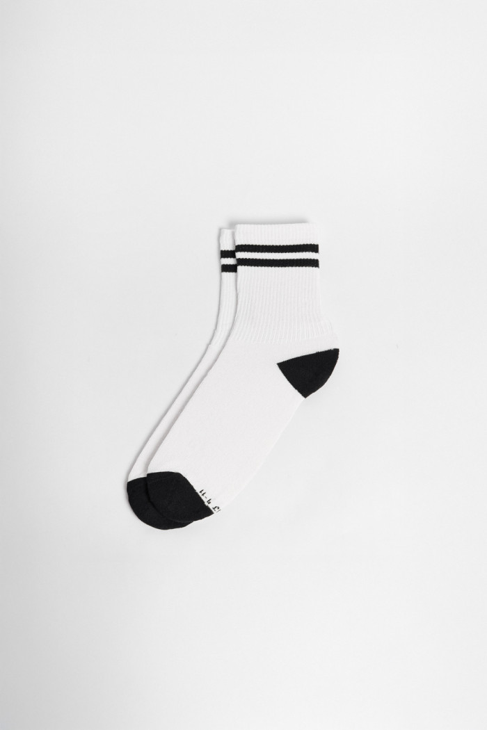 Medias unicolores cortas con contrastes localizados y rayas
