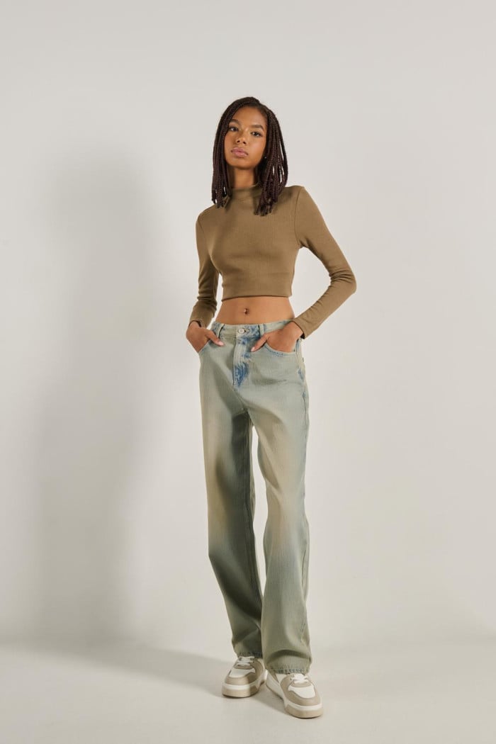 Jean 90´S tiro alto azul claro con bota recta y desgastes