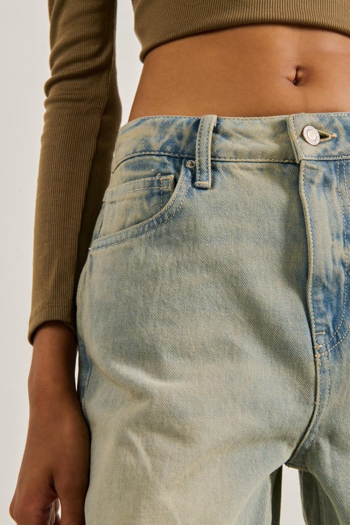 Jean 90´S tiro alto azul claro con bota recta y desgastes
