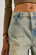 Jean 90´S tiro alto azul claro con bota recta y desgastes