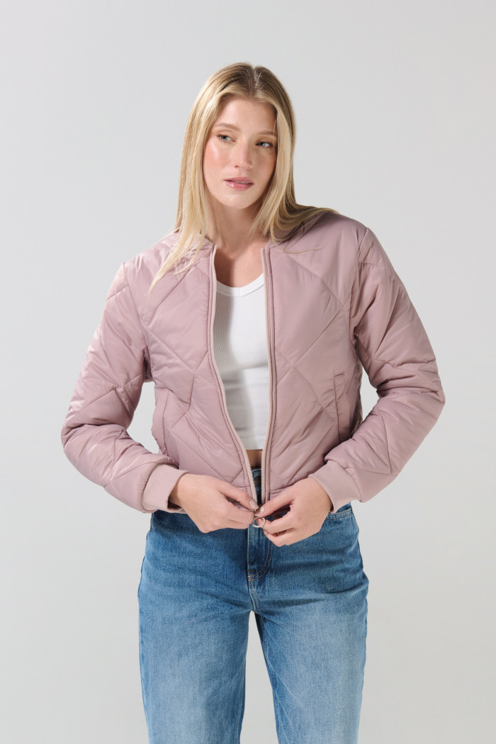 Chaqueta bomber acolchada lila con rombos decorativos