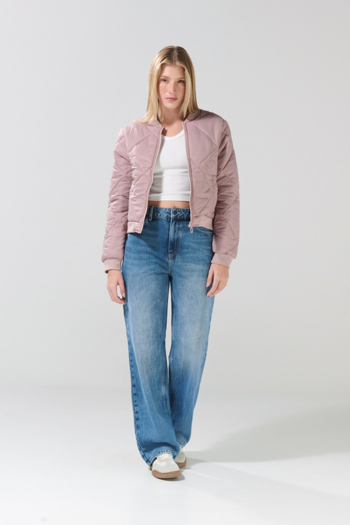 Chaqueta bomber acolchada lila con rombos decorativos