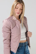 Chaqueta bomber acolchada lila con rombos decorativos