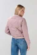Chaqueta bomber acolchada lila con rombos decorativos
