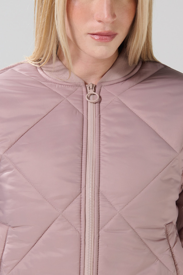 Chaqueta bomber acolchada lila con rombos decorativos