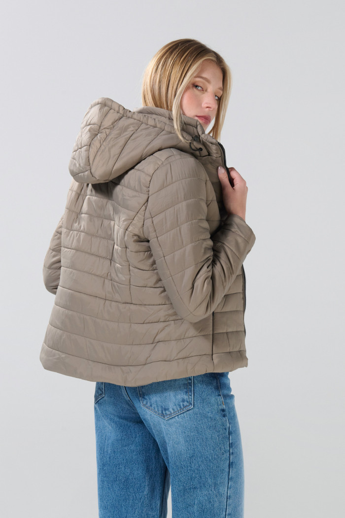 Chaqueta unicolor acolchada con capota y cuello alto