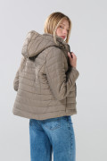 Chaqueta unicolor acolchada con capota y cuello alto