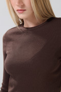 Camiseta en rib ceñida unicolor con manga larga