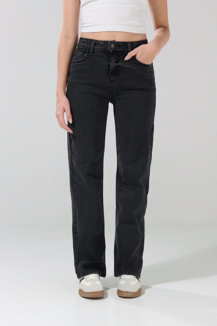 Jean tiro alto gris intenso tipo straight leg con bota recta