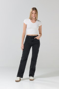 Jean tiro alto gris intenso tipo straight leg con bota recta