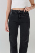 Jean tiro alto gris intenso tipo straight leg con bota recta