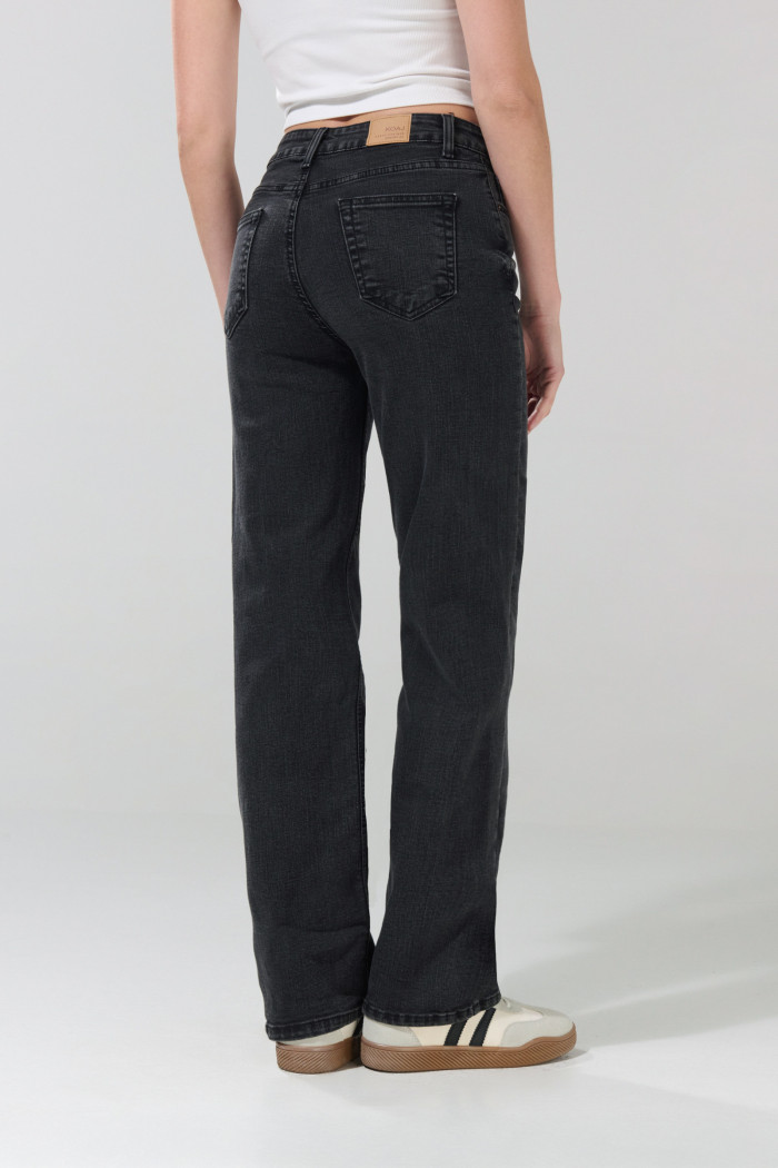 Jean tiro alto gris intenso tipo straight leg con bota recta