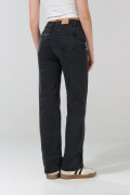 Jean tiro alto gris intenso tipo straight leg con bota recta