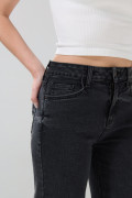 Jean tiro alto gris intenso tipo straight leg con bota recta