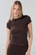 Camiseta en tela de rib unicolor ajustada manga corta