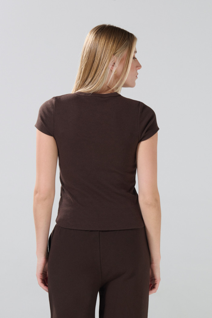 Camiseta en tela de rib unicolor ajustada manga corta