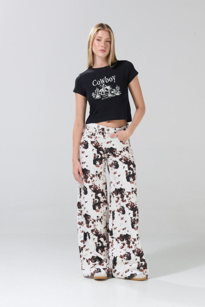 Camiseta acanalada negra manga corta con arte vaquero