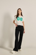 Jean 90´S tiro alto negro con bota ancha y aberturas