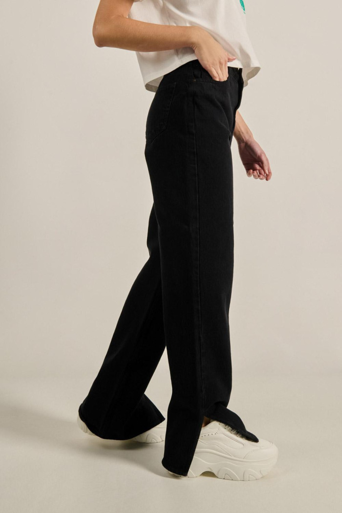 Jean 90´S tiro alto negro con bota ancha y aberturas