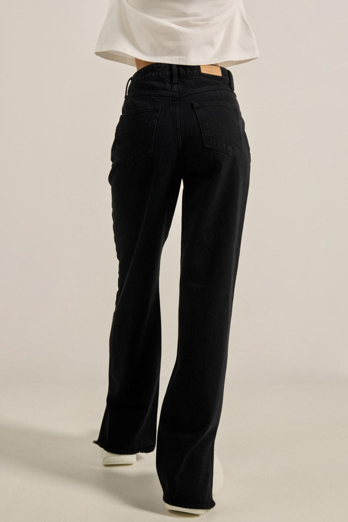 Jean 90´S tiro alto negro con bota ancha y aberturas