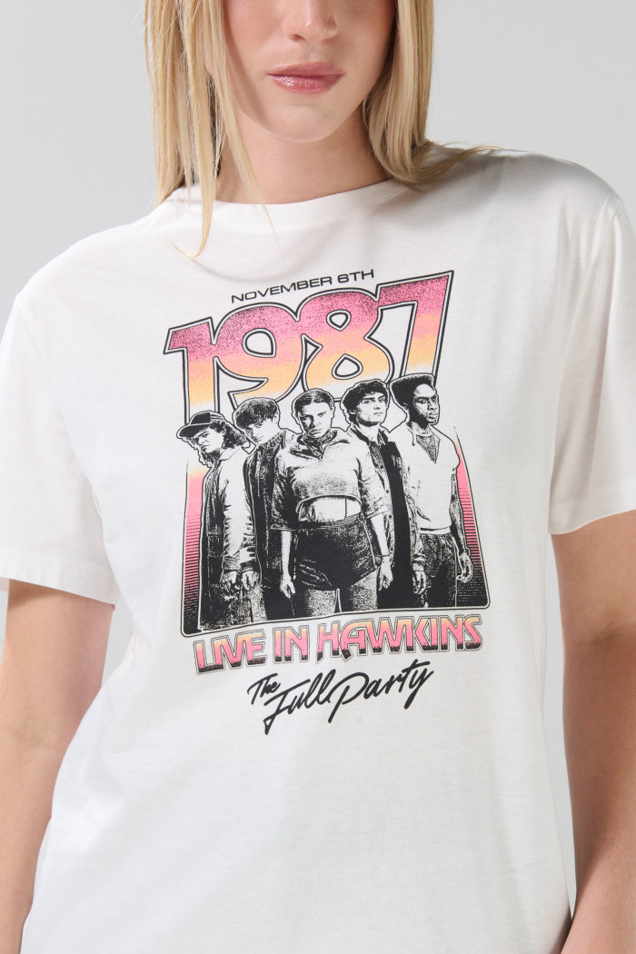 Camiseta manga corta crema con diseño de Stranger Things