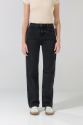 Jean gris intenso bota recta straight leg con tiro alto