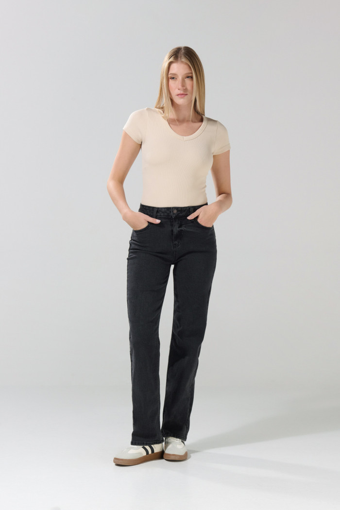 Jean gris intenso bota recta straight leg con tiro alto