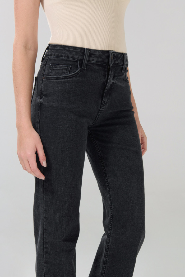 Jean gris intenso bota recta straight leg con tiro alto