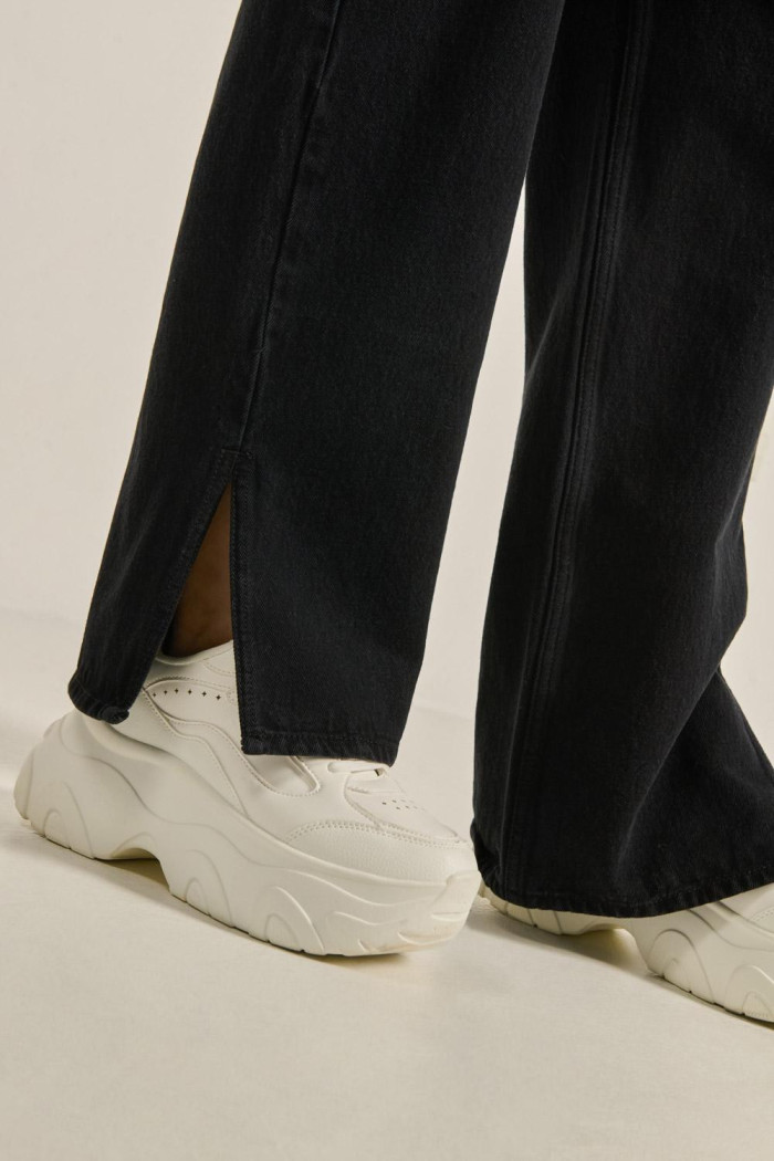 Jean 90´S tiro alto negro con bota ancha y aberturas