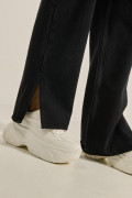 Jean 90´S tiro alto negro con bota ancha y aberturas
