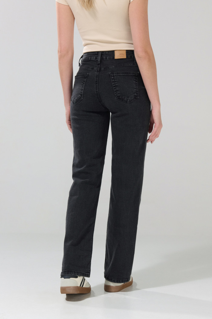 Jean gris intenso bota recta straight leg con tiro alto