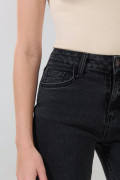 Jean gris intenso bota recta straight leg con tiro alto