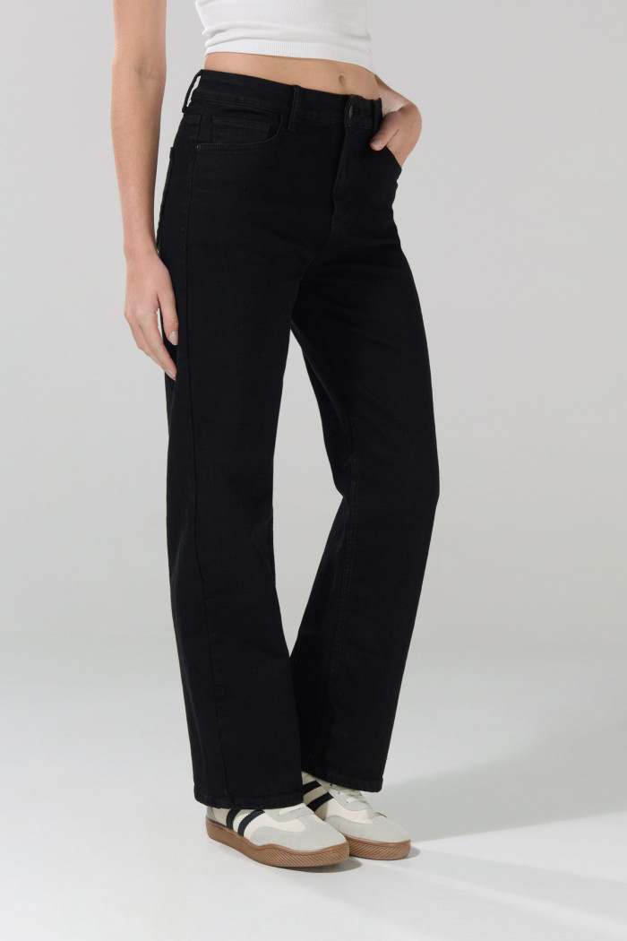 Jean straight negro leg bota recta con tiro alto