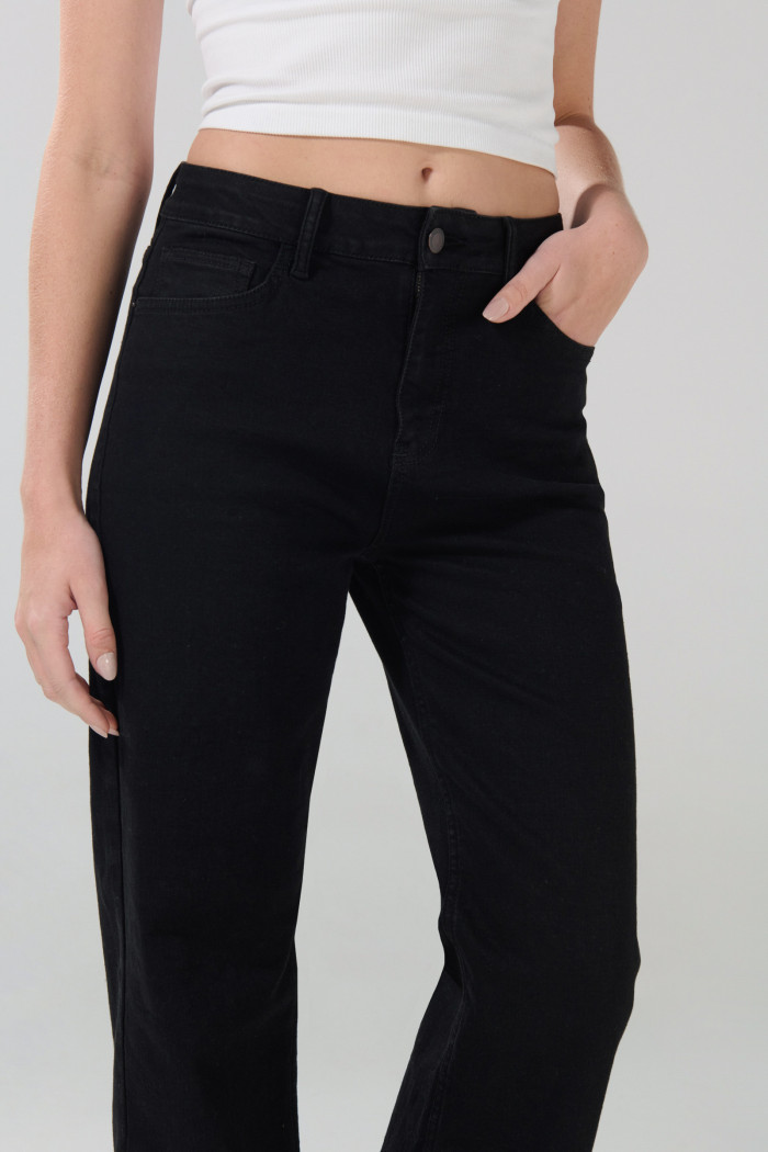 Jean straight negro leg bota recta con tiro alto