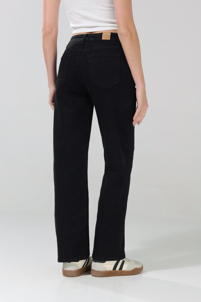 Jean straight negro leg bota recta con tiro alto